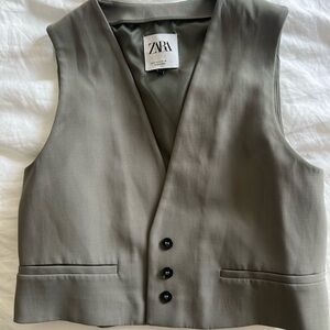 Cropped dark green vest from Zara